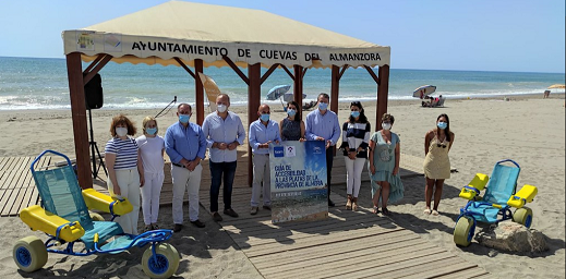 responsables guía de playas presentando el proyecto en la playa