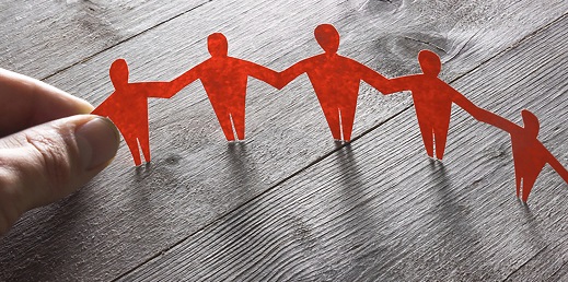 siluetas de personas de papel unidas