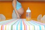 barriga de embarazada y biberón de la guía sobre embarazo