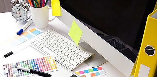 puesto de trabajo, ordenador, post it, bolis, Incentivos a la contratación