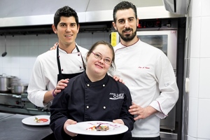 cocineros y alumna en la cocina, down 2019