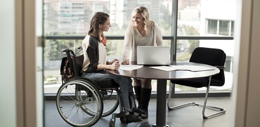Fotografía de dos personas trabajando con discapacidad. Inclusión laboral