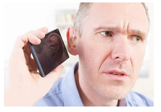 Una persona sorda intentando escuchar un teléfono móvil