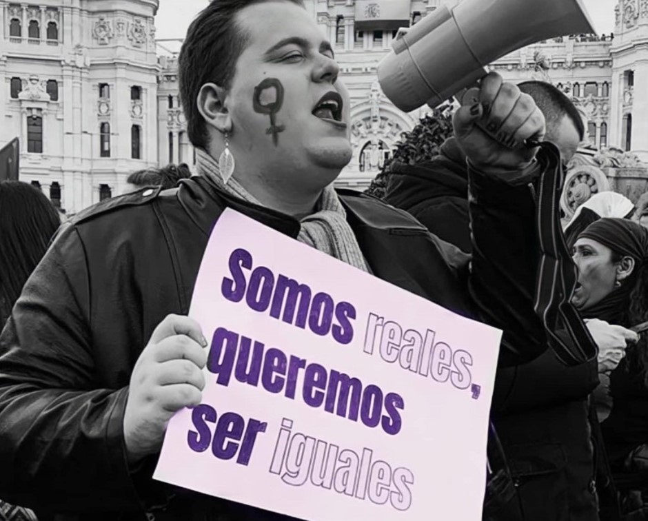 Annia antes de la transición de género en una manifestación por los derechos trans