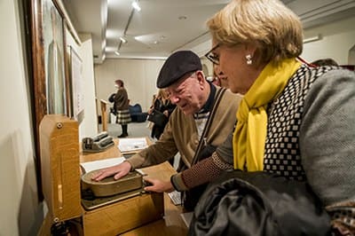 personas viendo la exposición El Museo Tiflológico de la ONCE