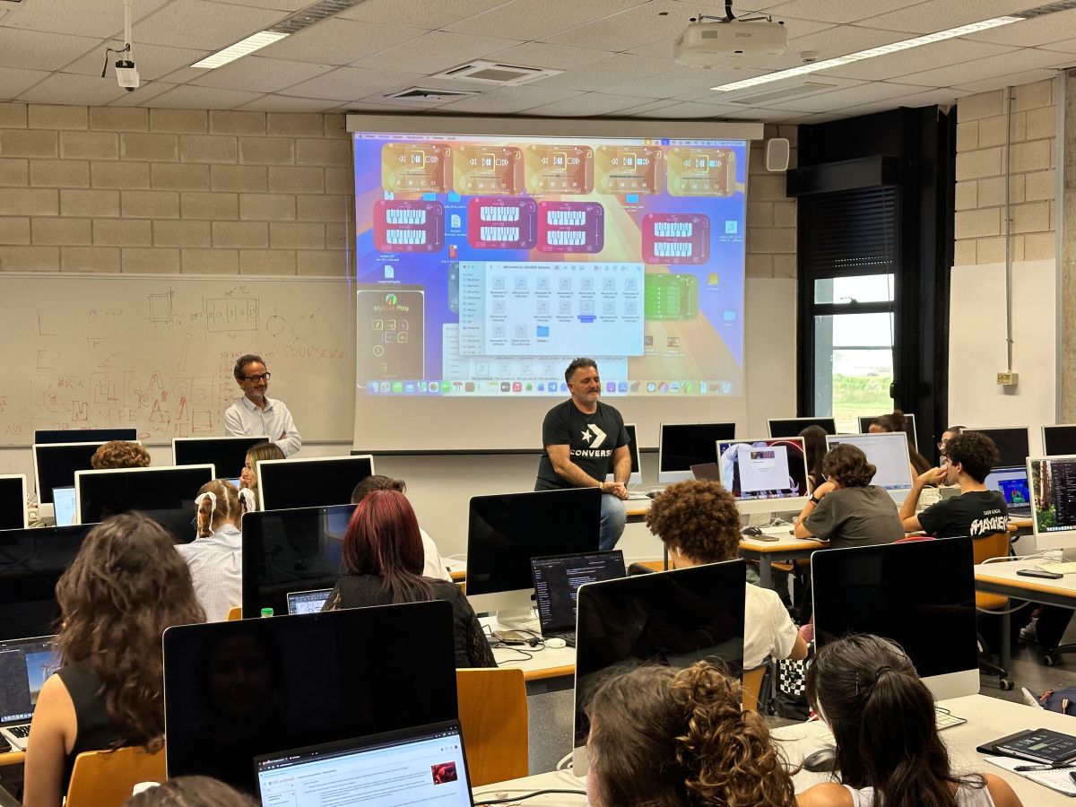 Alumnos y profesores trabajan en las aplicaciones