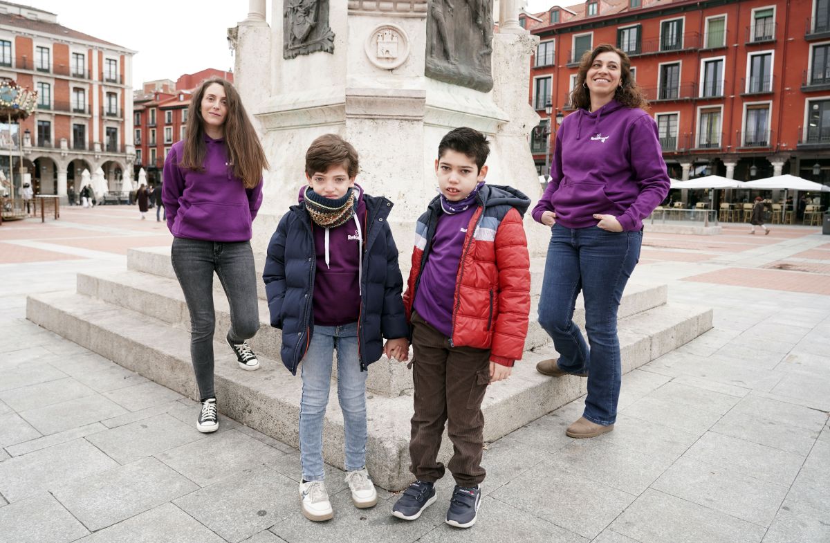 Nicolás y Alonso con sus madres