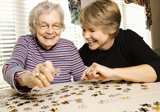 Una persona mayor en un puzzle que le faltan piezas para describir los cuidados diarios de las personas con Alzheimer