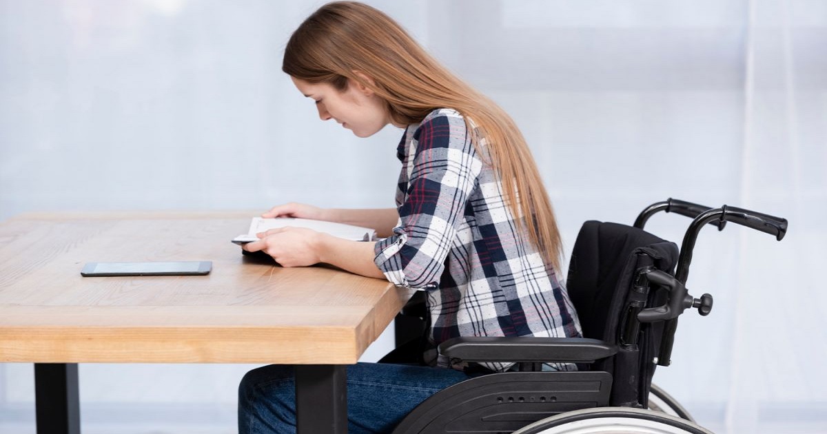 Una joven con discapacidad estudia en una biblioteca (Fuente: Servimedia)