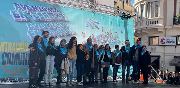 Otro momento del acto cultural y reivindicativo, con algunos de sus representantes de la CNSE en la Plaza de Callao de Madrid (Fuente: CNSE)