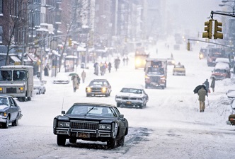 Calle con vehículos, personas y nevando por el Calentamiento global 