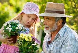 Un abuelo con su nieta recogiendo flores. Calentamiento global 