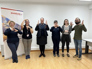 trabajadores de Avanza posando mientras hablan en lenguaje de signos durante el curso