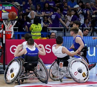 Alumnos en un partido de baloncesto en silla de ruedas, imagen para el Curso Online de Deporte Inclusivo de la Fundación Real Madrid - (Fuente: Fundación Real Madrid)