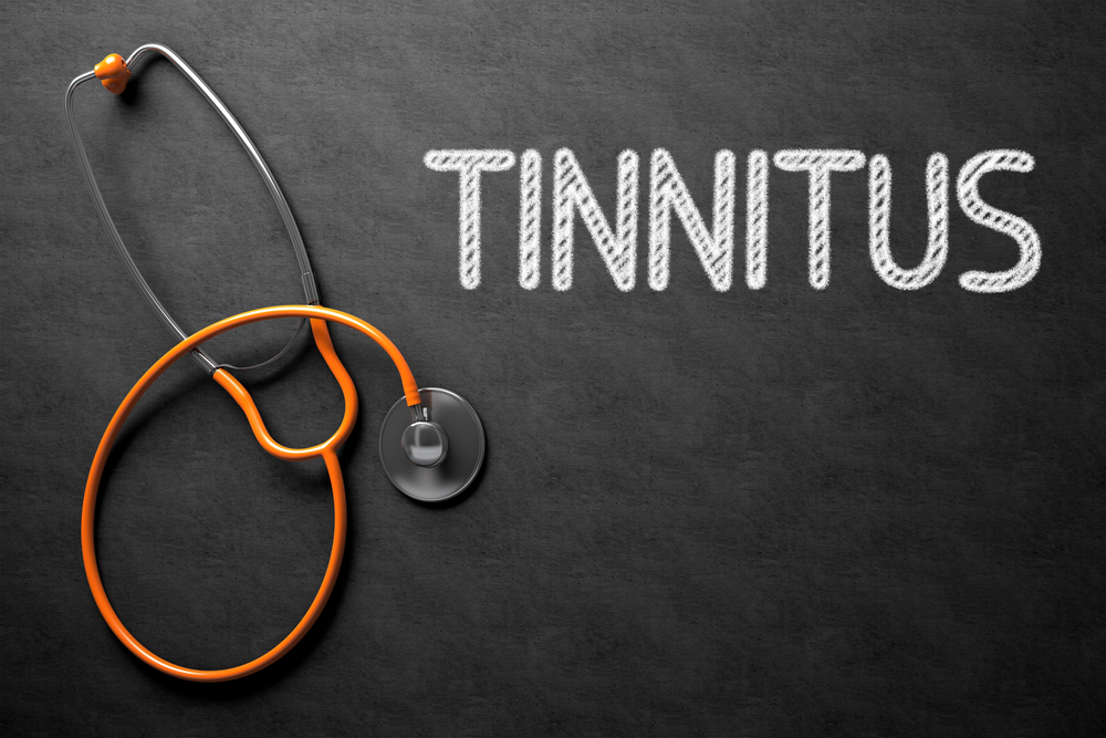 Estetoscopio junto a la palabra "Tinnitus", ilustrando los acúfenos, sus síntomas y su relación con la salud auditiva.