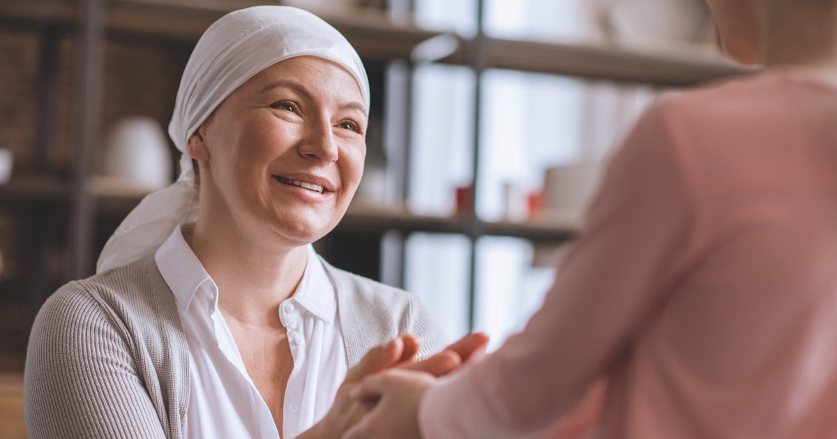 mujer con pañuelo en la cabeza, posiblemente con cáncer.