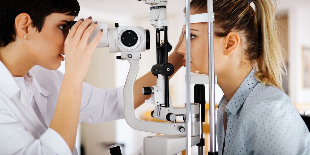 Una doctora haciendo una prueba visual a una paciente