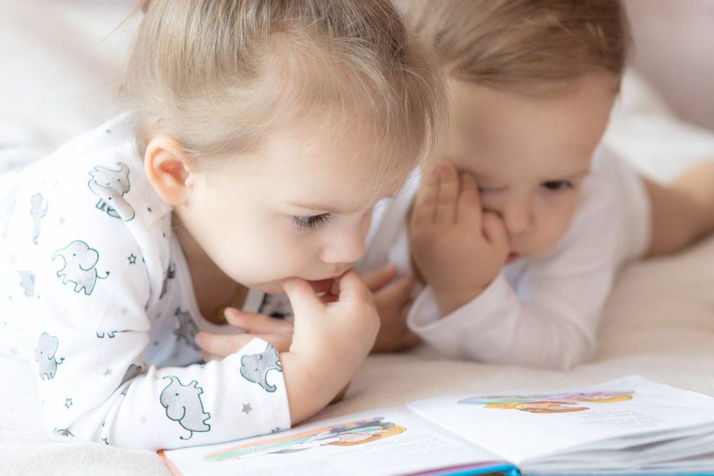 niños leyendo
