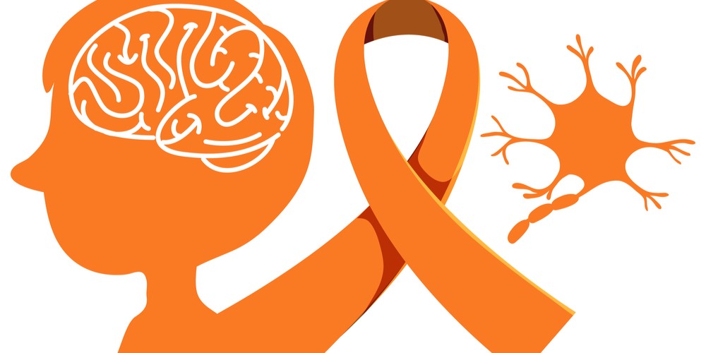 Ilustración en tonos naranjas sobre fondo claro: a la izquierda, una silueta de cabeza humana con un cerebro dibujado en su interior; en el centro, un lazo naranja de concienciación; a la derecha, una neurona estilizada con sus ramificaciones. No aparece texto.