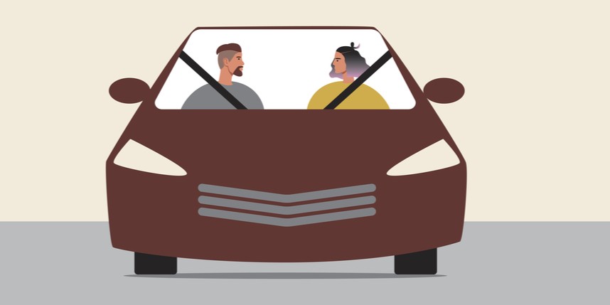 La imagen muestra un coche de frente, en el interior hay una mujer y hombre