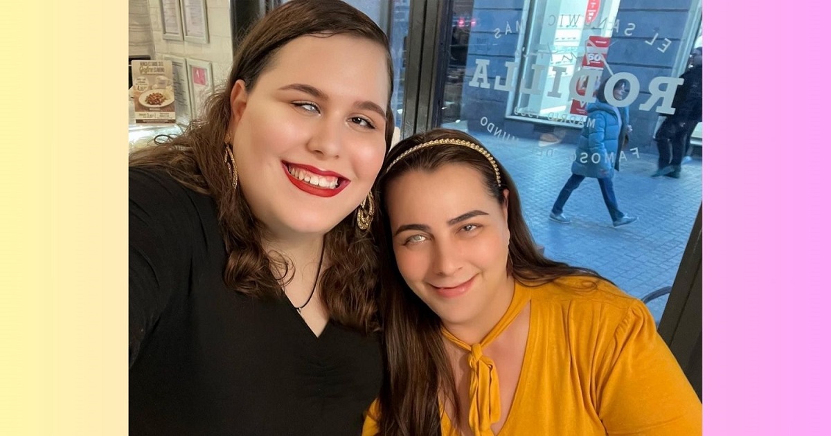 Annia con su madre posando en un selfie