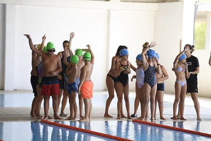 niños ciegos en la piscina, con el deporte inclusivo