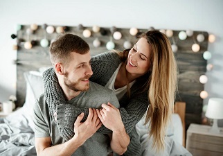 Pareja en actitud cariñosa