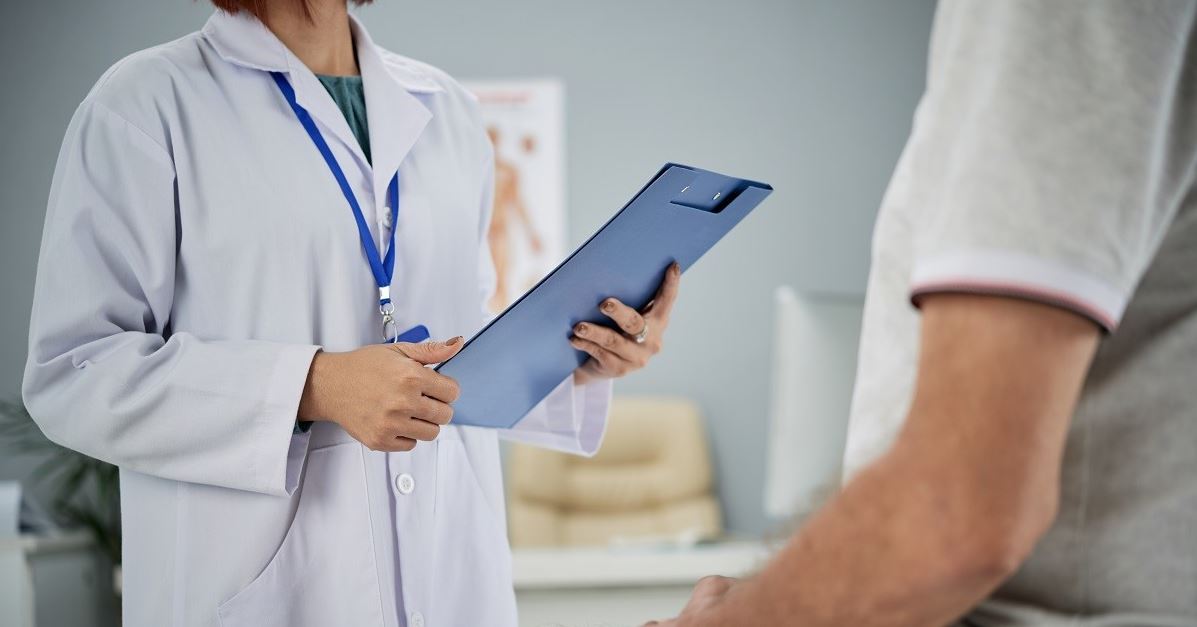 doctora con una carpeta en frente de un paciente diagnosticado una posible enfermedad autoinmune,