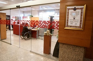 Entrada a una de las oficinas de Fundación ONCE (Fuente: Fundación ONCE)