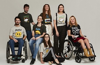 Grupo de personas con diferentes discapacidades y con prendas de FREE FORM STYLE