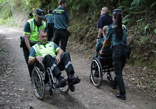 Otro momento de los guardias civiles haciendo las prácticas en silla de ruedas (Fuente: Carlos Alberto Castro Vázquez)