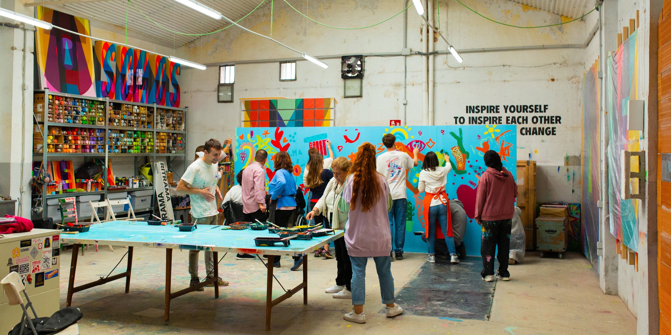 Ilustración de varios artistas pintando un mural en un taller de pintura