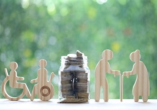 Un frasco con monedas, siluetas, unas personas mayores y otras con discapacidad