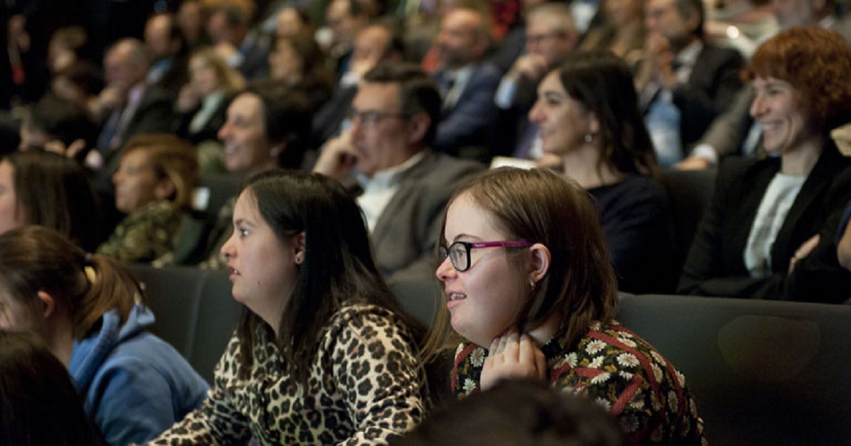 Imagen representativa de los IX Premios Plena Inclusión Madrid, con una persona con discapacidad intelectual o del desarrollo (Fuente: Plena Inclusión Madrid)
