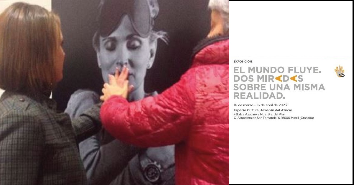 Banner de la exposición "El Mundo Fluye. Dos miradas sobre una misma realidad" en Motril, con una mujer con discapacidad visual tocando una de las fotografías