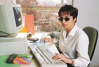 Una persona ciega utilizando un ordenador adaptado