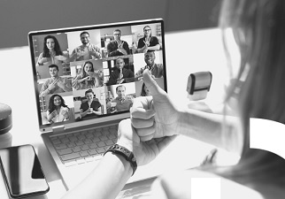 Persona hablando por una videoconferencia en lengua de signos (Fuente: Real Patronato sobre Discapacidad)
