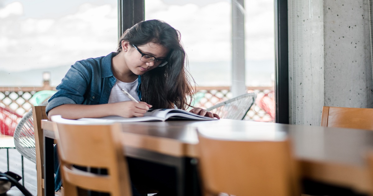 Mujer con discapacidad escribiendo un relato