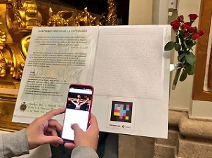 Una persona escanea un código Navilens con su teléfono móvil (Fuente: © Facebook: Cofradía del Santísimo Cristo de la Esperanza)