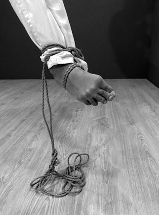 Obra de una de las actividades de Soy soporte - IV jornadas en torno a la diversidad funcional. Escena de Tolkyn Sakbayeva y Juan Saliquet, Sin título. Vídeo, 2019