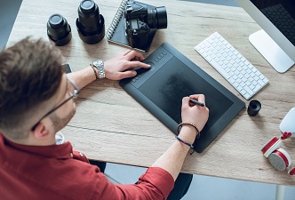 Un joven trabajando como fotógrafo, vida independiente