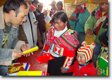 Voluntarios, repartiendo material escolar a familias 