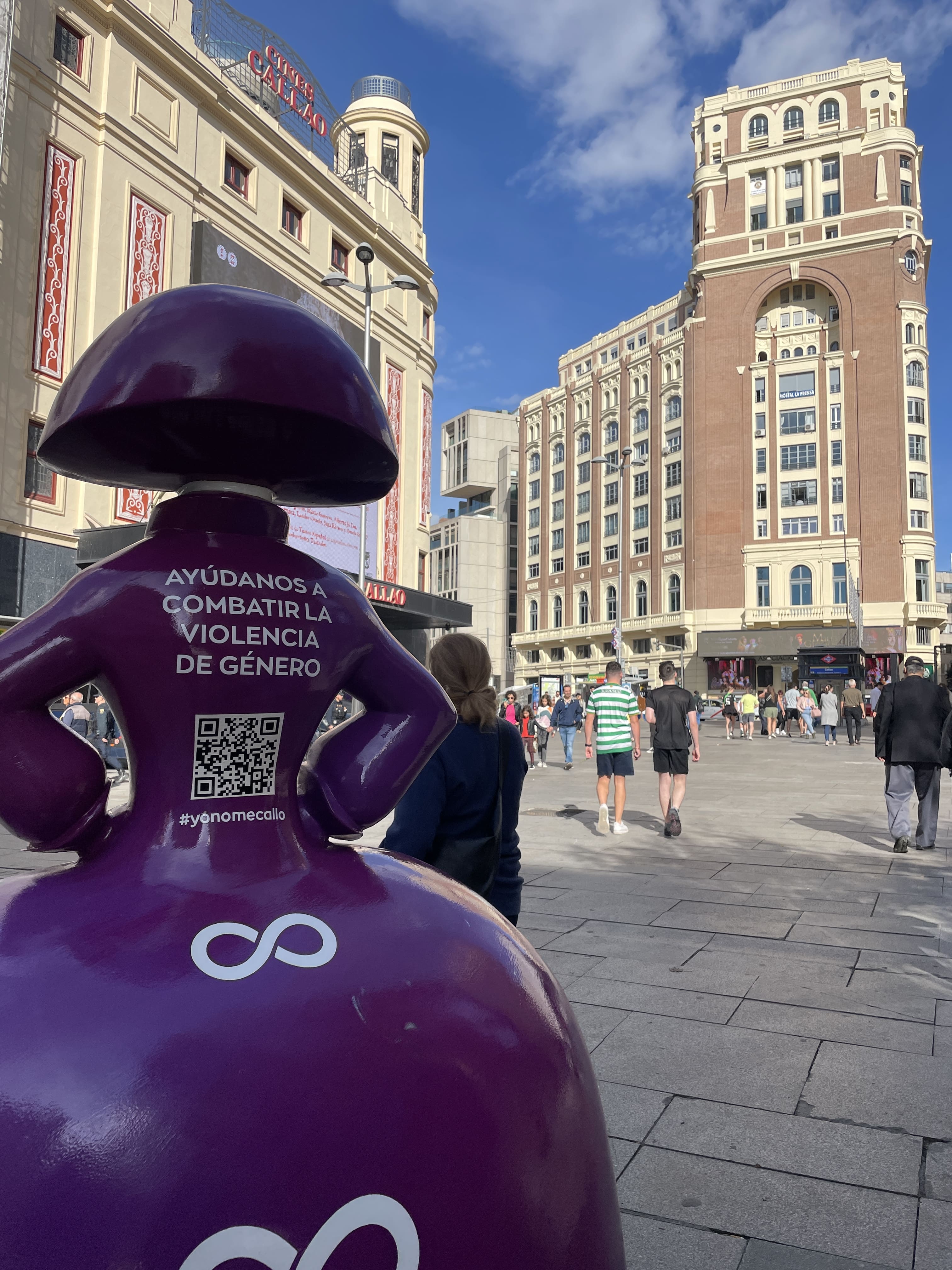 Menina en Madrid de color morado con la frase Yo no me callo contra la violencia de género