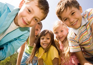 Cinco niños alegres y sonriendo