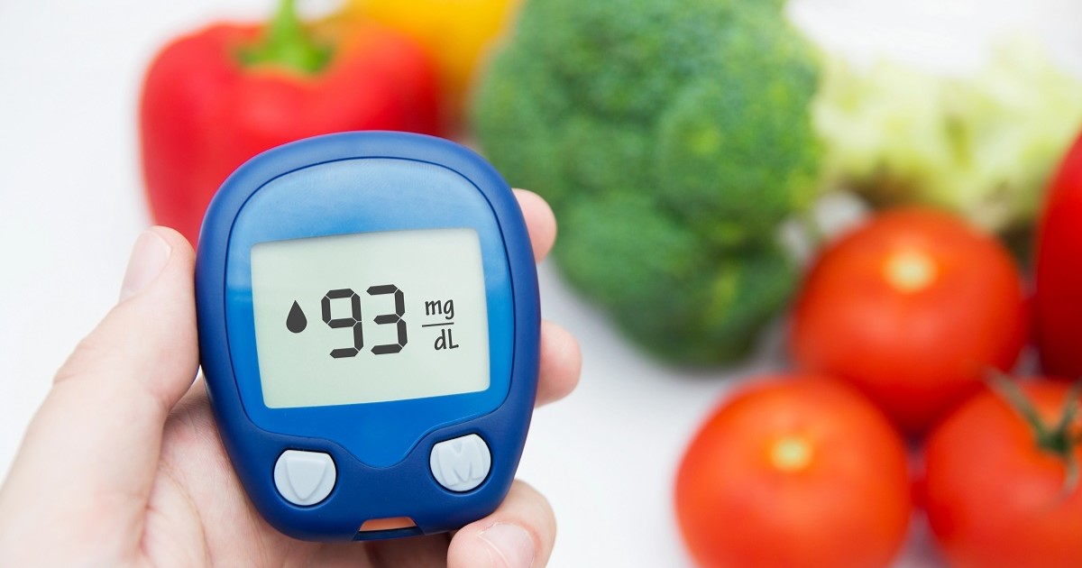 aparato donde se mite la cantidad de glucosa en sangre y de fondo frutas y verduras.