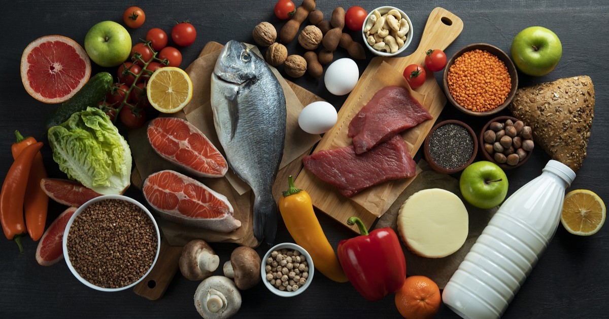 aparecen alimentos saludables como el percado, la carne magra, verduras, frutas, lácteos y legumbres