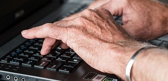 Una persona que sufre artritis, trabajando con un ordenador