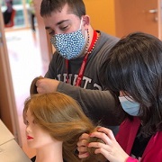 usuarios haciendo prácticas de peluquería