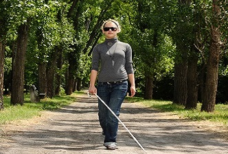 autonomía personal persona ciega paseando con su bastón