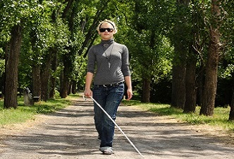 autonomía personal persona ciega paseando con su bastón